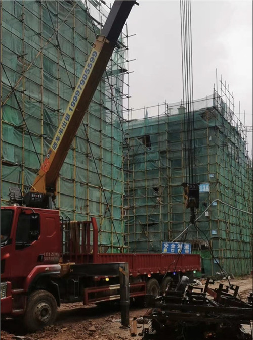 水磨沟区“慢工细活”—— 吊车的 “微动控制” 技术