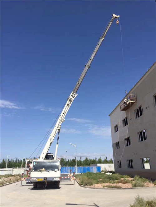 水磨沟区“轻装强干”—— 吊车的 “轻量化臂架” 技术